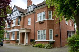 Bridge Road, East Molesey- click for photo gallery